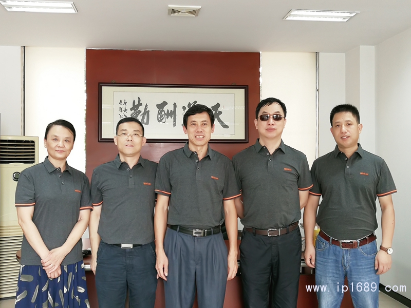廣東威利堅(jiān)機(jī)械集團(tuán)董事長陳為群(中)